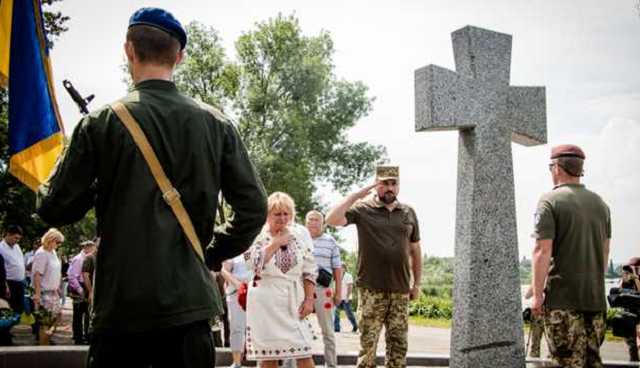 В Донецкой области почтили военных, погибших во время первой танковой атаки