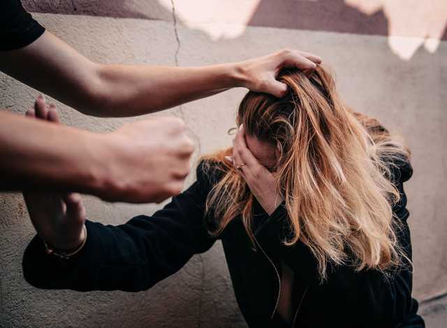 В Запорожье мужчина ворвался в магазин и избил свою бывшую девушку