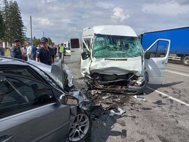 На трасі «Київ-Чернігів» легковик врізався в автобус: постраждали 9 людей