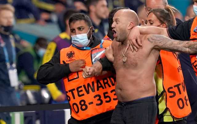 Полуголый фанат выбежал на матче Украина – Швеция