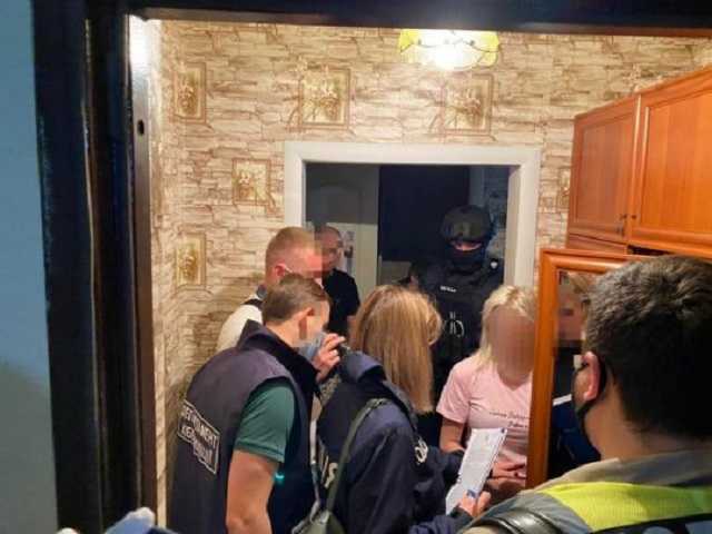 Задержали двух нерадивых матерей, зарабатывавших на детском порно с участием дочерей