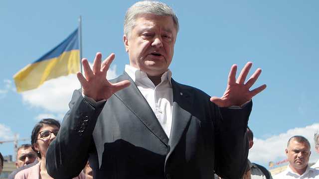 Порошенко отправил в Азербайджан больше 8 тонн карамели с плесенью