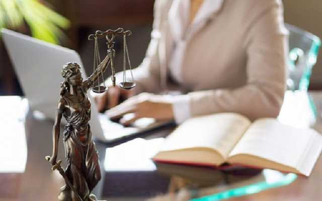 Адвокат з тітушками напав на офіс нотаріуса