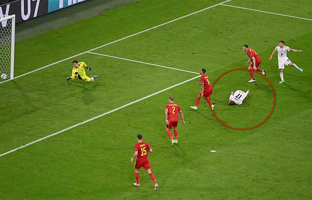 Видео «удивительного исцеления» игрока сборной Италии после гола разлетелось по Сети