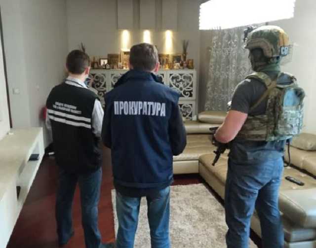 Через Львовскую таможню нелегально перевозили брендовую одежду и косметику