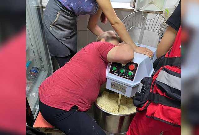 В Днепре женщина рукой застряла в тестомешалке