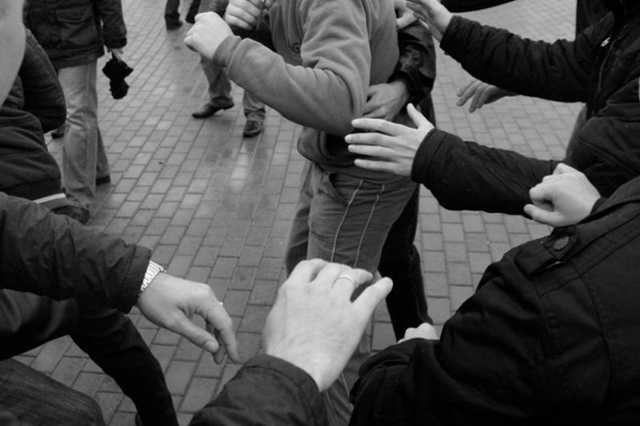 Догнали и толпой избили лежачего: на Контрактовой площади в Киеве произошла жестокая драка