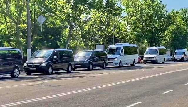 Семь автомобилей кортежа Зеленского въезжают на территорию одесского морвокзала