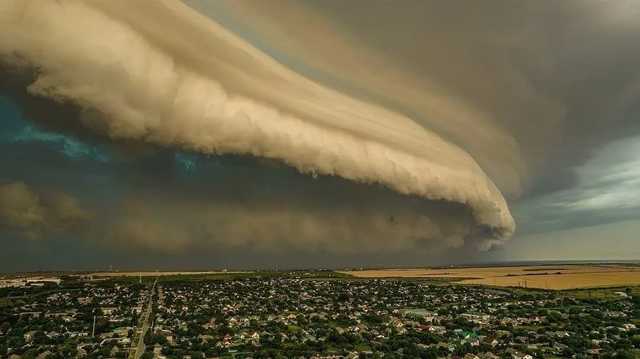 Над Азовским морем пронеслось воздушное цунами. Фото и видео страшно красивого явления