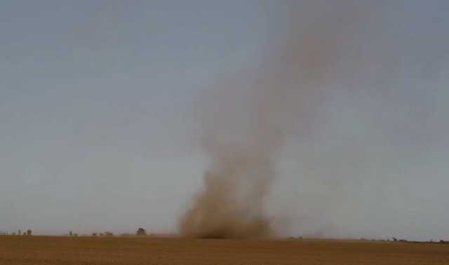 Столб пыли и грязи: в Запорожской области пронесся смерч