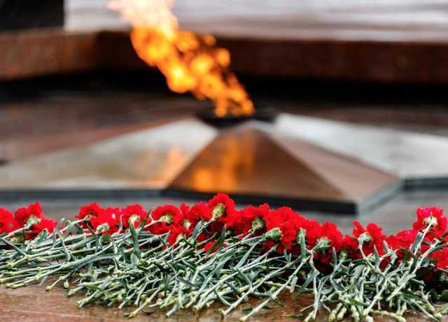 В Одессе туристы устроили пикник возле Вечного огня с шашлыками и пивом