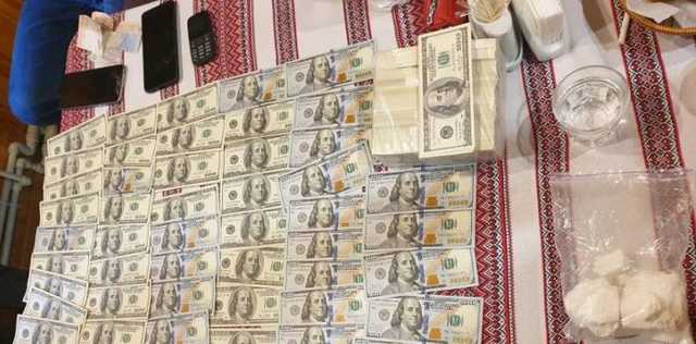 У столиці іноземцю повідомили про підозру за збут кокаїну