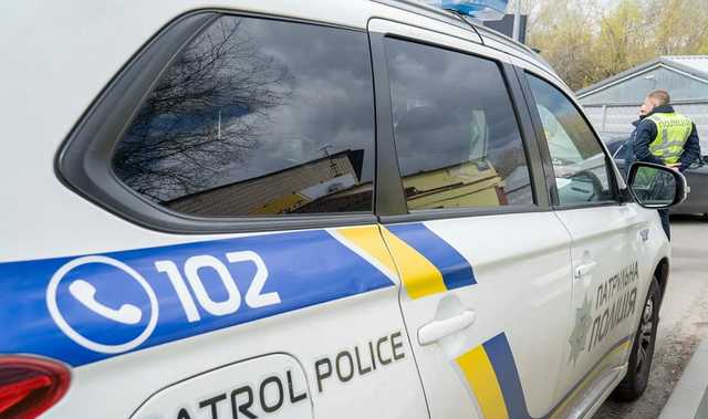 В Киеве неадекват с ножом устроил "шоу" с пятью полицейскими