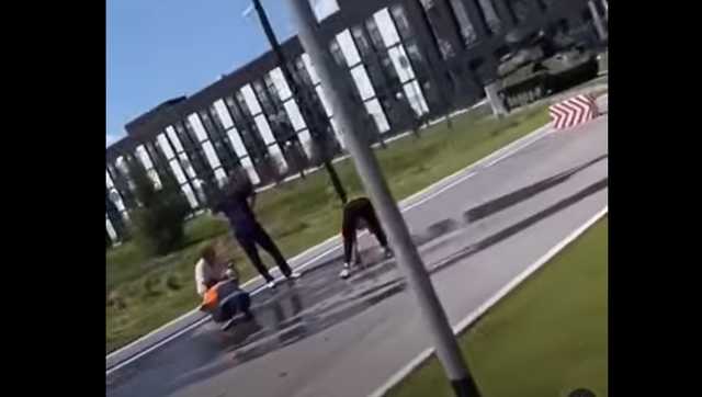 В России к приезду "царя" Путина людей заставили драить тряпками асфальт