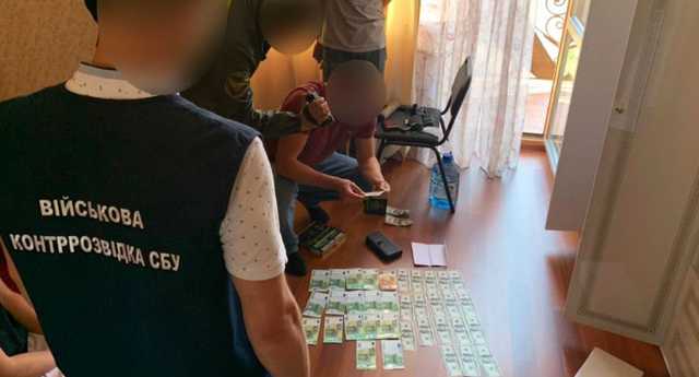 В Чопе пограничника поймали на взятке в 8 тысяч евро