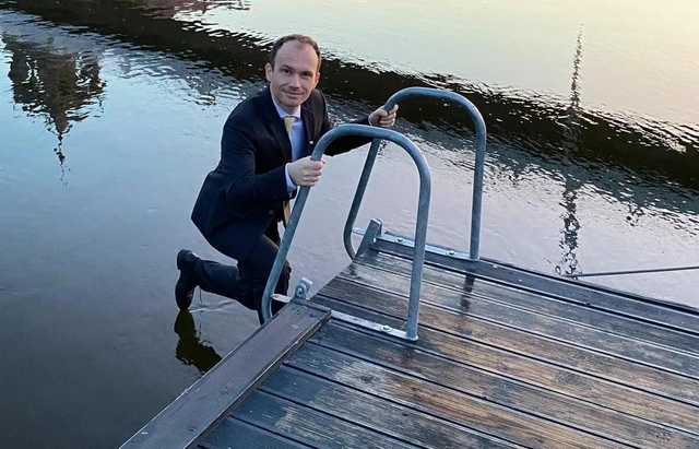 Малюська показал, как "купался" в костюме на международной конференции