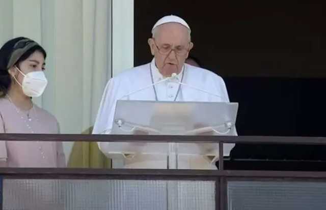 Папа Римский впервые прочел проповедь перед публикой после операции