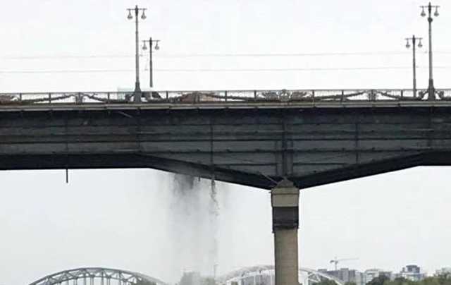 В Киеве с моста Патона рванул фонтан