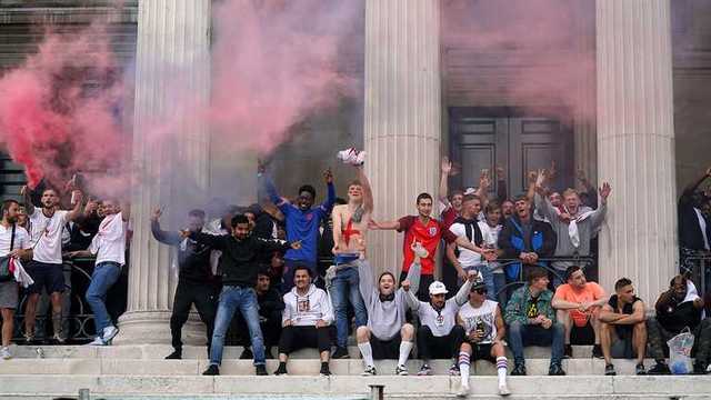 Английские фаны напали на итальянцев и ворвались на стадион перед финалом Евро-2020