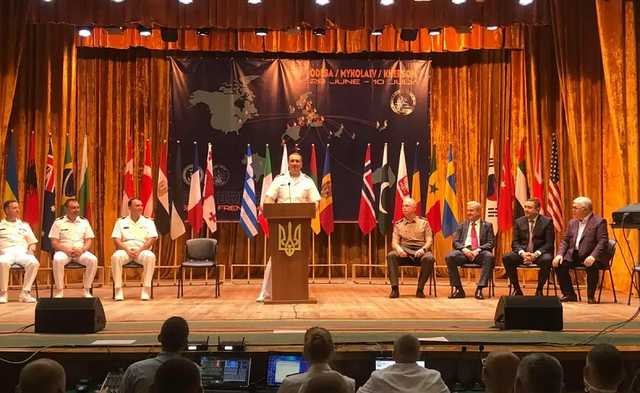 Командира эсминца Defender наградили украинской военной наградой