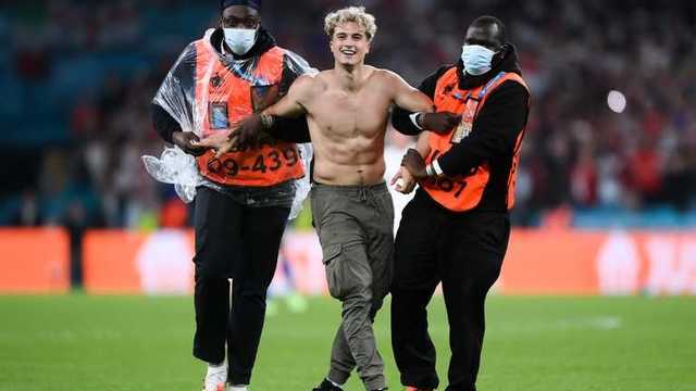 Забег болельщика на "Уэмбли" едва не сорвал финал Евро-2020