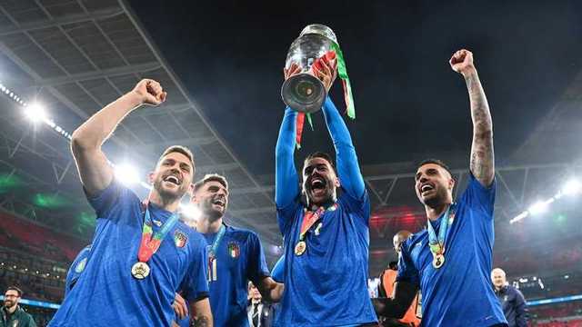 Щемящий момент: травмированный Спинаццола первый получил медаль победителя Евро-2020