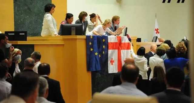 В грузинском парламенте произошла драка между представителями власти и оппозиции