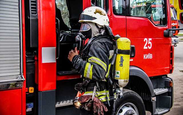 В Киеве в квартире загорелся электросамокат, есть пострадавший