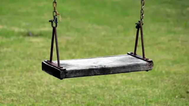 В России девушки сорвались в обрыв при катании на качелях