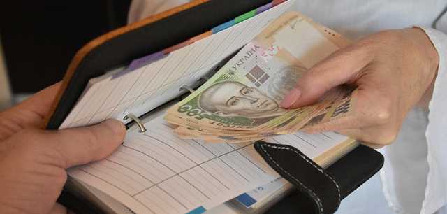 Податківців на Київщині викрили у вимаганні хабаря за непроведення перевірок