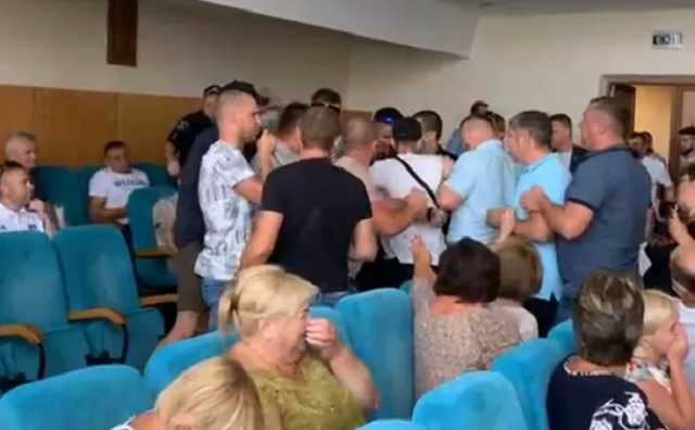 В Борисполе на сессии горсовета произошла драка