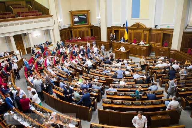 Рада за три минуты провела внеочередное заседание: нардепы приняли два закона