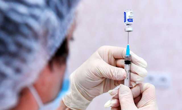 Польша хочет делать COVID-прививки подросткам, но ждет разрешения Евросоюза