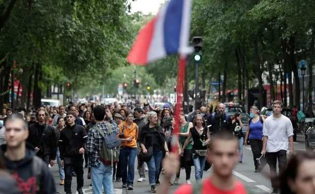 Во Франции восстали против COVID-сертификатов, полиция применила гранаты и слезоточивый газ