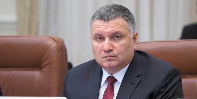 "Вали с чертями в ад": под зданием МВД собрались "праздновать" отставку Авакова