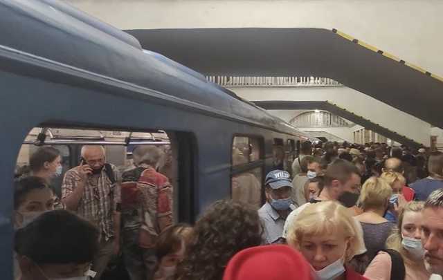 В метро Киева человек упал под вагон поезда