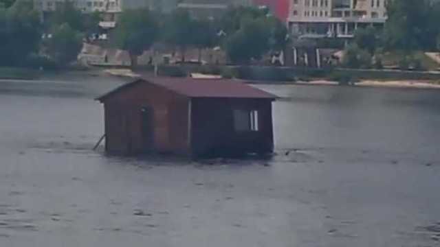 Без людей внутри: в Киеве заметили дом-призрак, который дрейфует Днепром