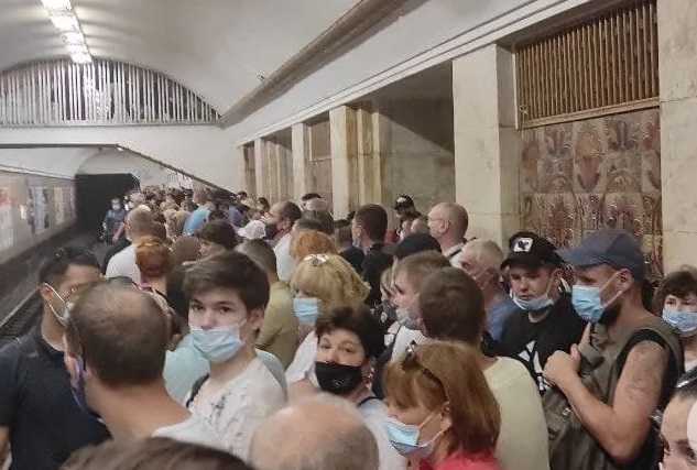 В метро Киева человек погиб под колесами поезда