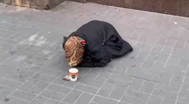 «Бабушка с усами»: в Киеве парень просил милостыню, переодевшись в старушку