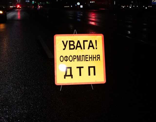 В Киеве курьер на мопеде спровоцировал серьезное ДТП и хотел скрыться