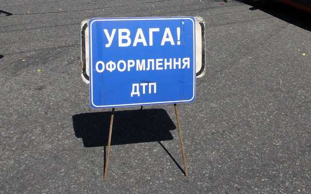 На Бориспольском шоссе перевернулась фура: движение парализовано