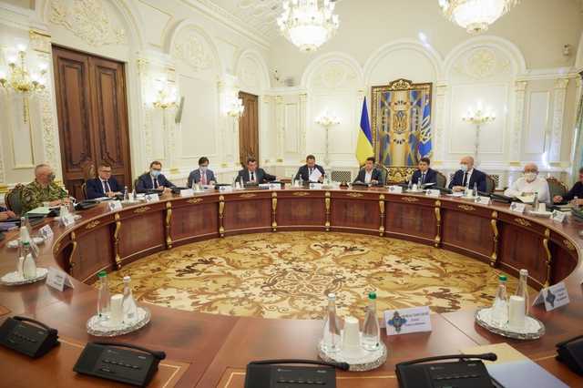 Зеленский поручил до 7 сентября подготовить проект системы мониторинга олигархов