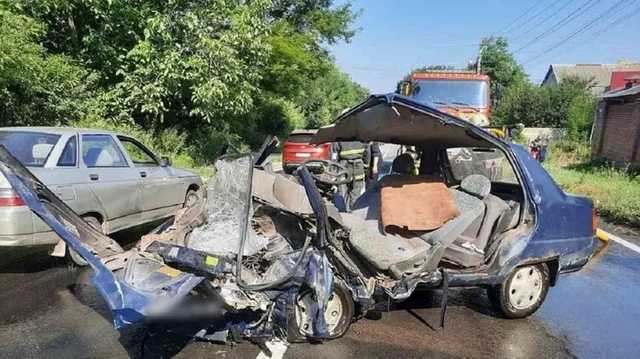 ДТП под Харьковом. Столкновение с микроавтобусом "Таврию" разорвало на две части