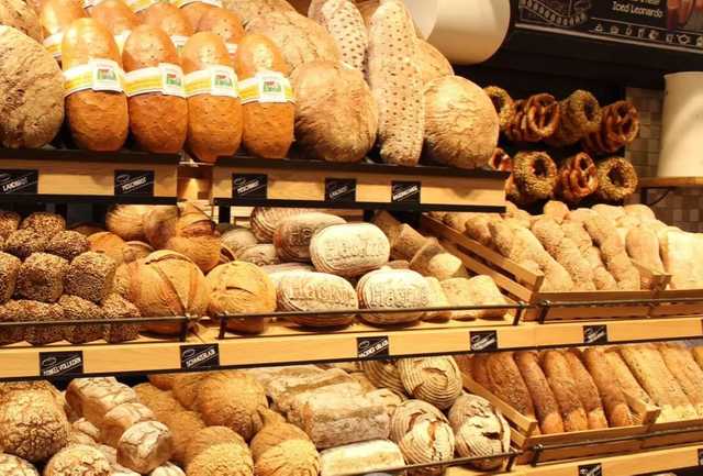 На Полтавщине мужчине продали сосиску в тесте с червями