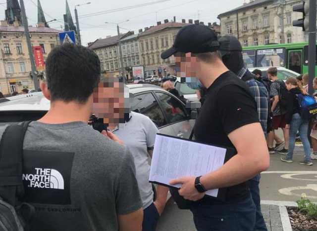 Во Львове на взятке поймали прокурора