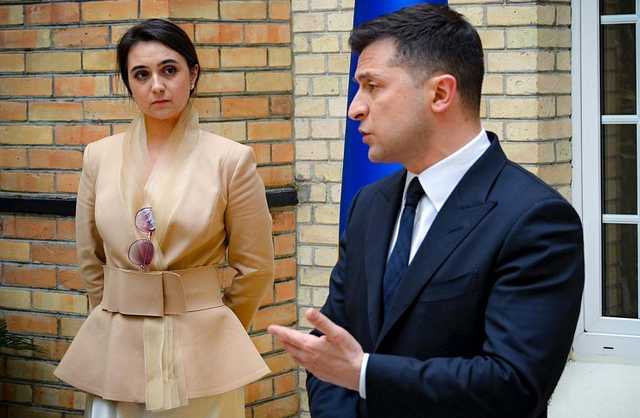 Мендель объяснила, зачем закрепила очки в декольте