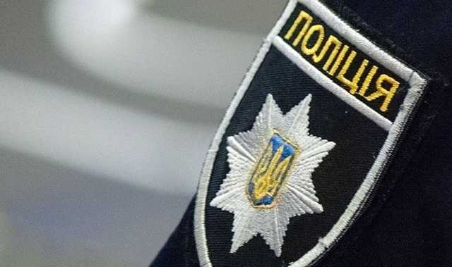 Деньги на бочку: в Днепре участковый терроризирует родственников умерших