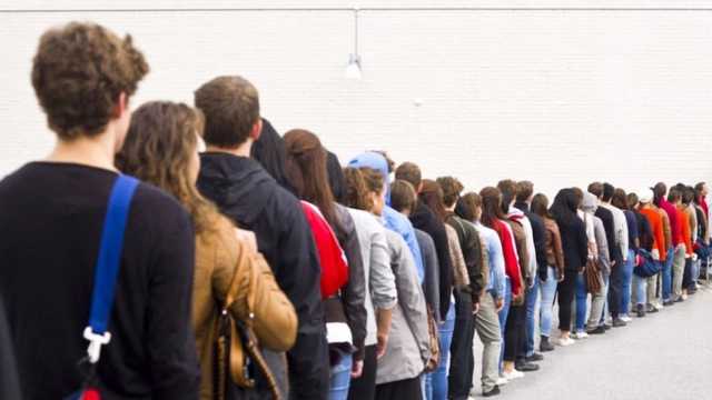 В «ДНР» устраиваются огромные очереди у «центробанка». Чего хотят люди