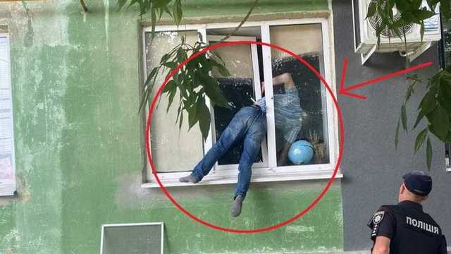 В Херсоне мужчина застрял в окне, пробираясь к бывшей