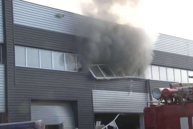 Во Львове сгорело деревообрабатывающее предприятие